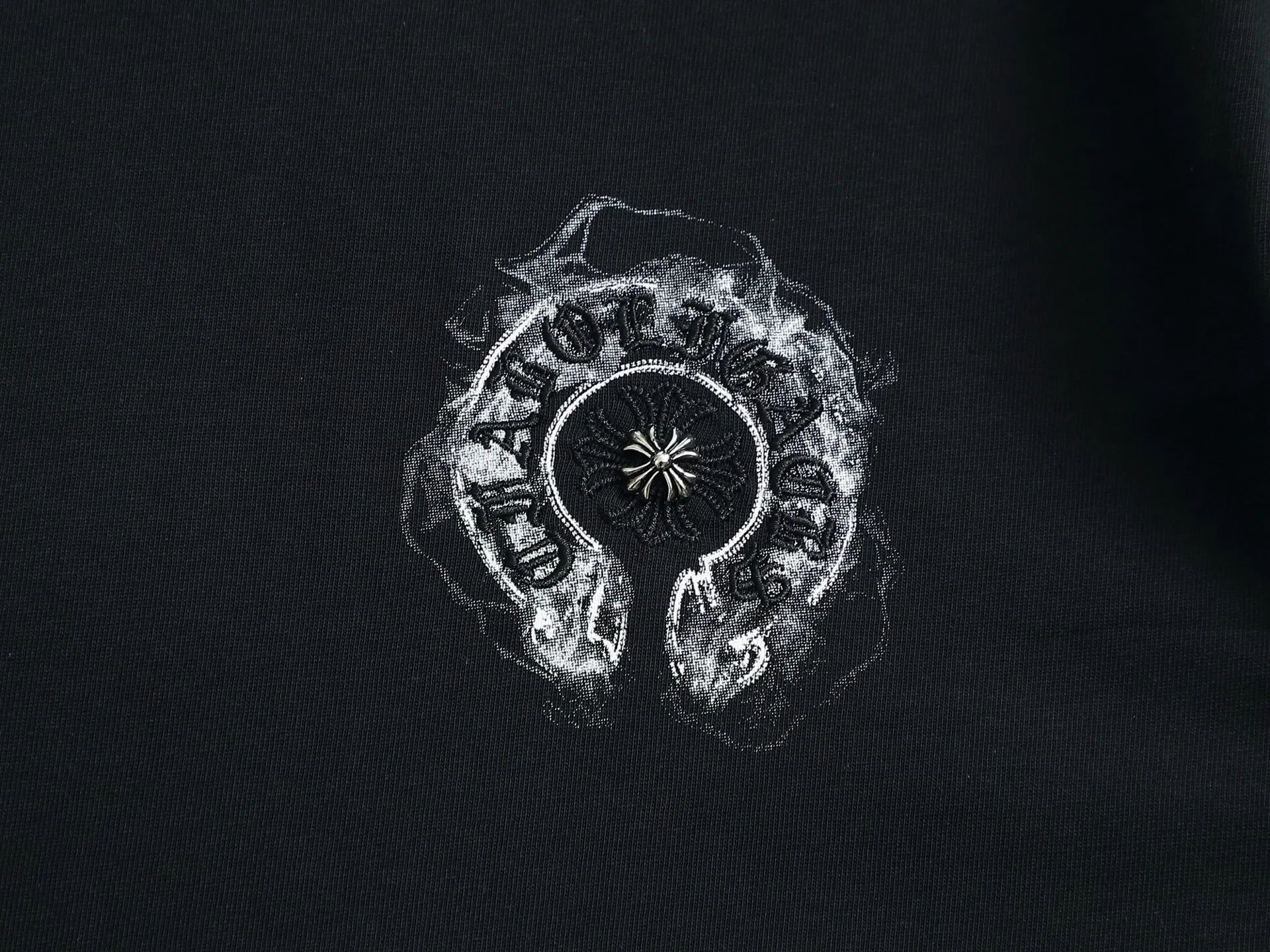 P170 Chrome hearts ch Crow heart horseshoe cross hardware short-sleeved T-shirts Advanced tie-dye technology Large version Loose and stylish difference Low version slim and long version with upper body and pulled hips 100% commitment: top quality, not fast food The highest version on the market Top quality, 320 grams 26 custom-dyed double yarn cotton, same style for men and women, complete with three standards. Color: Black White Size S M L XL